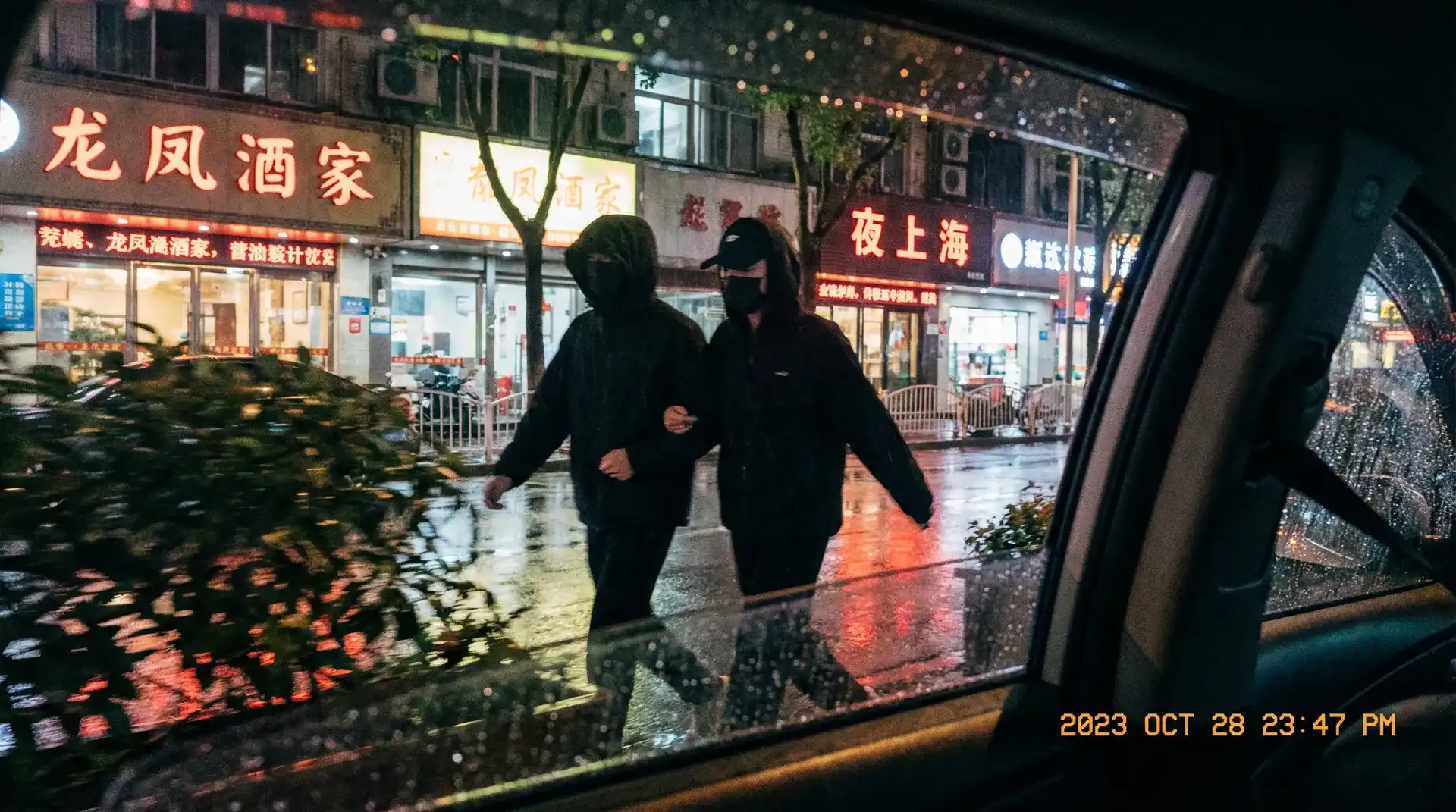 亚娱娱乐 - 顶流明星深夜密会现场抓拍照片